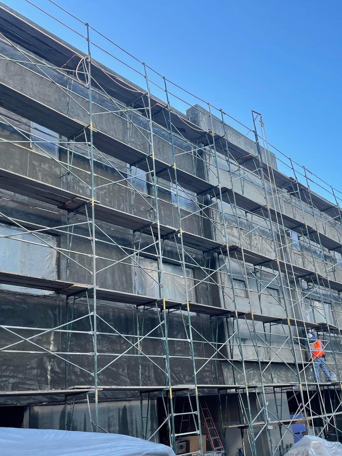 CCS large-scale scaffolding on multi-story building under construction